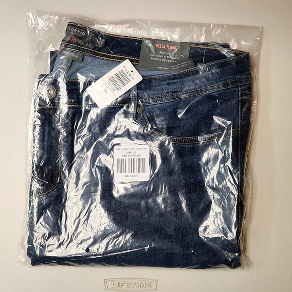 ❤️NWT VINTAGE TORRID JEANS - LUXE BOOT CUT - SUPER STRETCH DENIM - MID-RISE - Picture 8 of 15
